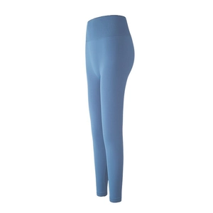 Gros plan du legging de yoga bleu ciel à taille haute en tissu stretch sans couture