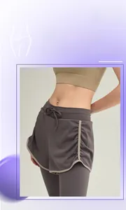 Détail du short de sport taille haute avec fronces latérales et liseré contrasté