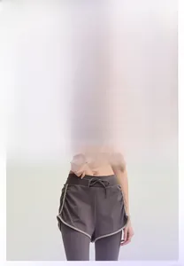 Détail de la taille haute à cordon et du tissu froncé sur le pantalon de yoga fitness