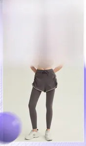 Détail du legging fitness 2-en-1 taille haute avec short intégré et cordon de serrage