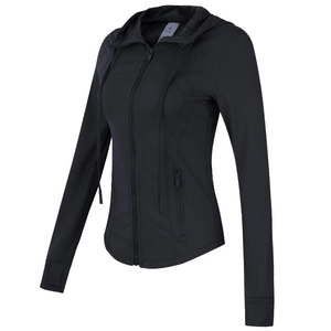 Détail du sweat à capuche de sport noir avec passe-pouces et tissu évacuant l'humidité