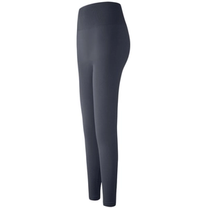 Détail de la taille haute côtelée sur un legging de yoga gris foncé avec effet gainant