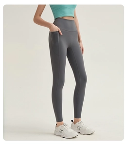 Detailansicht der grauen Yoga-Leggings mit hoher Taille und praktischer Seitentasche