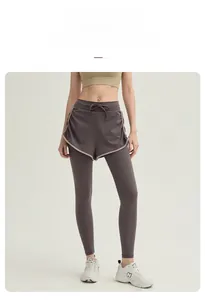 Détail du legging de sport 2 en 1 avec taille à cordon et passepoils contrastés actifs