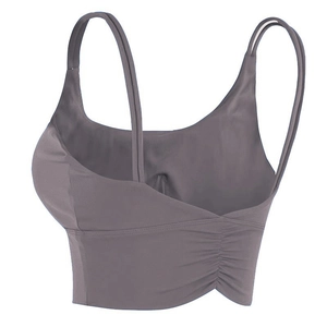 Vue détaillée du soutien-gorge de sport café avec plis au dos et doubles bretelles