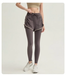 Vue détaillée du legging de sport 2-en-1 avec cordon de serrage et liserés contrastés