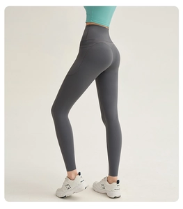 Detail der High-Waist-Yoga-Leggings mit Seitentaschen und Push-Up-Naht-Design