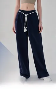Detail der High-Waist Sporthose mit elastischem Kordelzug und praktischen Seitentaschen