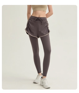 Détail du pantalon de yoga deux-en-un avec taille à cordon et bordure contrastée