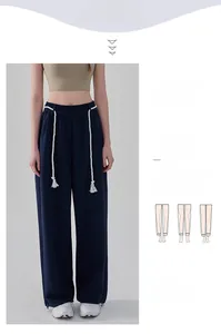 Detail der dunkelblauen Jogginghose mit weißem Kordelzug und Shaping-Effekt