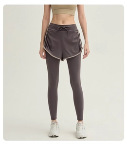 Détail d'un pantalon de yoga double couche violet avec taille haute et cordon de serrage