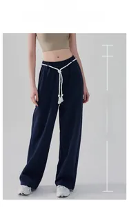 Detail der marineblauen Jogginghose mit Kordelzug und 6 cm optischem Beinverlängerungseffekt