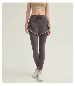 Vue avant du legging de sport 2-en-1 avec short à cordon et pantalon de yoga ajusté