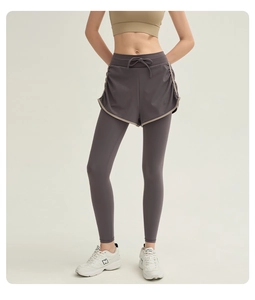 Détail du legging de sport 2-en-1 avec cordon à la taille et design de compression