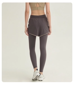 Détail du legging de sport 2-en-1 avec couche de compression et tissu à séchage rapide