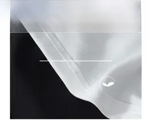 Détail du tissu blanc d'un haut de yoga montrant les doubles coutures et la texture côtelée
