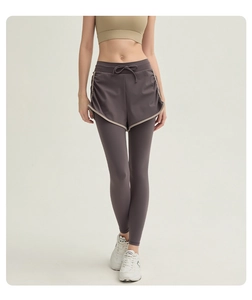 Vue détaillée du legging de sport violet double épaisseur avec short à cordon et tissu respirant