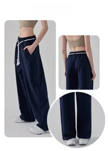 Detail der dunkelblauen Jogginghose mit weißem Kordelzug und seitlicher Taschendesign