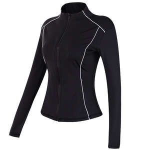 Veste de sport noire cintrée pour femme avec fermeture éclair, col montant et coutures blanches