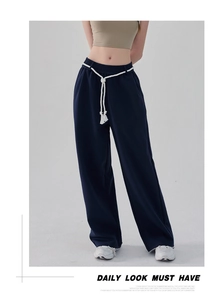 Detailansicht der dunkelblauen Jogginghose mit hoher Taille und weißem geflochtenem Kordelzug