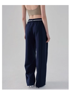 Detail der dunkelblauen weiten Sporthose mit hohem Bund und gestreiftem Taillendesign