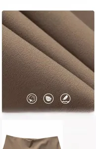 Detail van high waist yoga legging in bruine modal stof met zachte textuur en buikcontrole