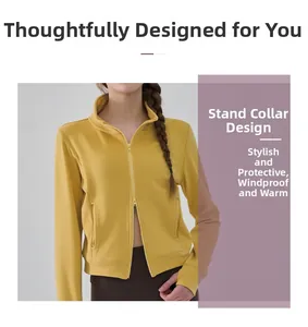 Détail du col montant sur la veste de sport jaune pour protection contre le vent
