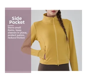 Détail veste de sport jaune avec poches latérales et passe-pouces pour protection des mains