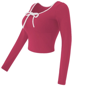 Top corto da yoga a maniche lunghe rosa rosso con finiture bianche e dettaglio a fiocco