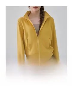 Détail d'une veste de sport ample avec col montant, double zip et poignets côtelés