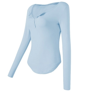 Eng anliegender hellblauer Langarm-Henley-Yoga-Body mit Knopfleiste für den Sport