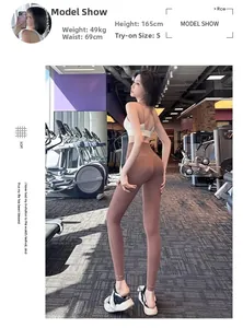 Detail van een high-waist yoga legging met lift-effect en sportbeha op fit model