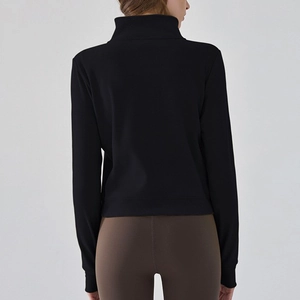 Vue arrière de la veste de sport noire à col montant pour femme pour la course et la randonnée