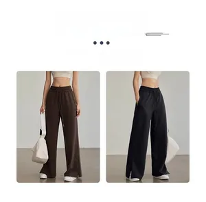 Dettaglio dei pantaloni sportivi a vita alta con coulisse e spacchi laterali sul fondo