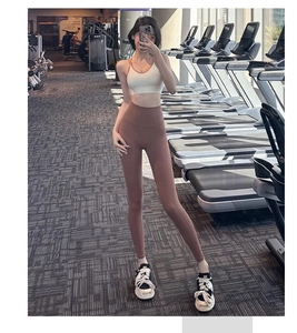 Detail van de high-waist yoga legging met peach lift effect en naadloos sportontwerp