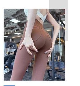 Detail van de high-waist yoga broek met push-up effect en compressiestof voor fitness