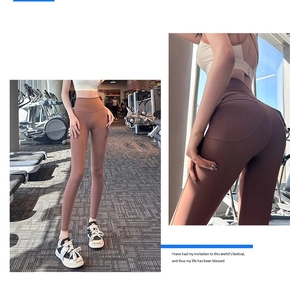 Detail van de bruine yoga broek met hoge taille, push-up effect en een brede tailleband