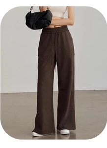 Vista dettagliata dei pantaloni sportivi marrone scuro a vita alta con coulisse elastica