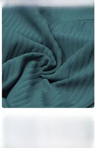 Détail du tissu modal côtelé vert foncé et bretelles larges confortables du soutien-gorge