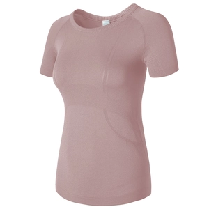 Détail du haut de yoga sans couture rose avec maille alvéolée et texture ergonomique