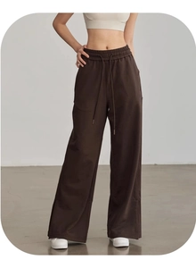 Dettaglio della vita alta con coulisse sui pantaloni sportivi a gamba larga marroni