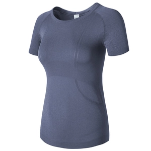 Détail de la structure en mesh respirant du t-shirt de yoga bleu ajusté
