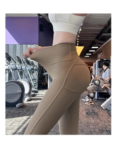 Macro-opname van high-waist yoga legging met elastische stof en push-up detail