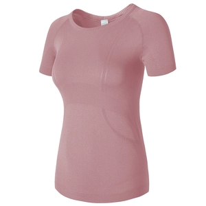 Détails du tricot sans couture sur un t-shirt de yoga respirant rose foncé cintré
