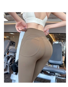 Detailopname van bruine high-waist legging met liftend effect en buikcontrole naden