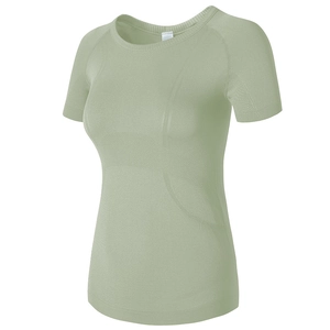Détail du t-shirt de yoga vert sauge sans couture avec texture mesh et manches raglan