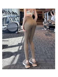 Detailoverzicht van de high waist yoga broek met geplooid perzikvormig liftend design