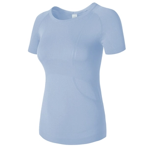 Détail du haut de yoga bleu clair avec texture mesh respirante et manches raglan