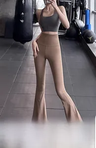 Dettaglio dei pantaloni yoga a zampa a vita alta con controllo addominale e tessuto elastico