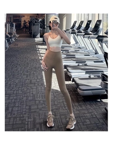 Detail van naadloze yoga legging met hoge taille en perzik lift voor fitness sport